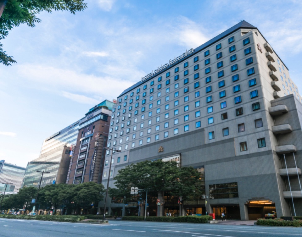 호텔 닛코 후쿠오카는 후쿠오카 공항에서 지하철로 환승 없이 도착하며, JR 하카타 역에서 도보 3분 거리의 편리한 입지를 자랑하는 시티 호텔입니다.